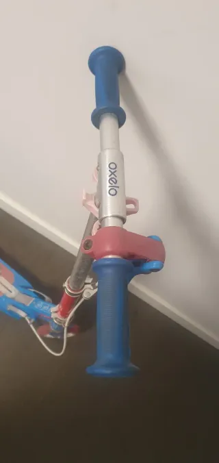 Patinete Oxelo azul y rojo