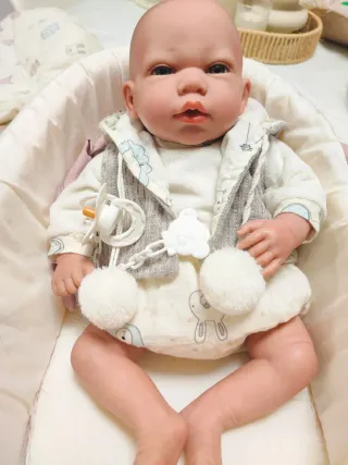 Muñeca Reborn Vega 40cm + Manta y Capazo