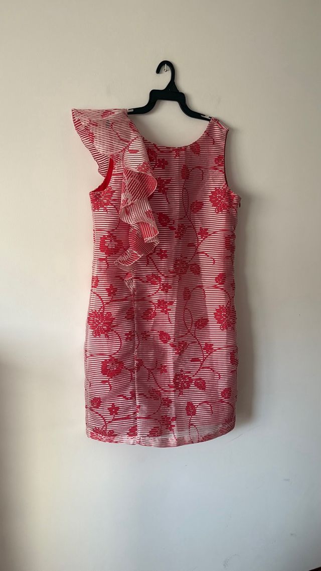 Vestido corto rojo con volantes y estampado floral