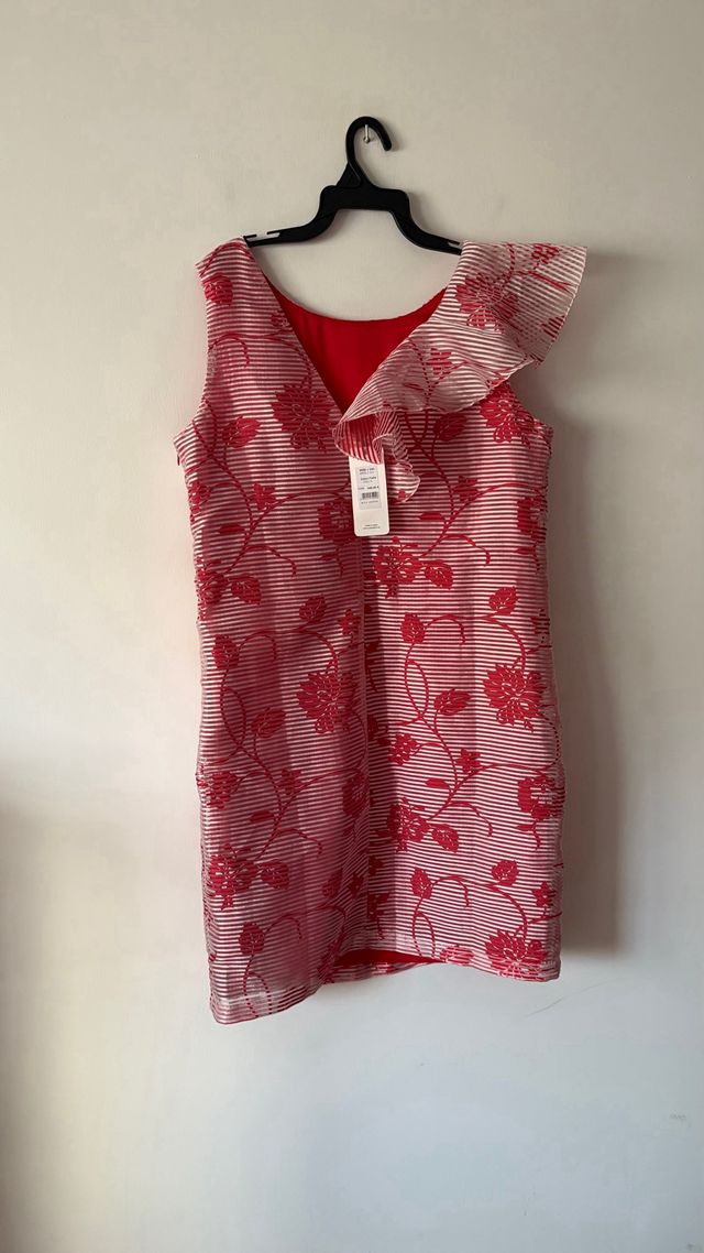 Vestido corto rojo con volantes y estampado floral