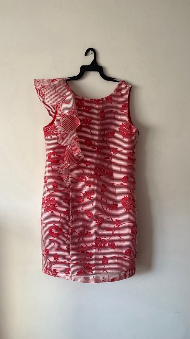 Vestido corto rojo con volantes y estampado floral