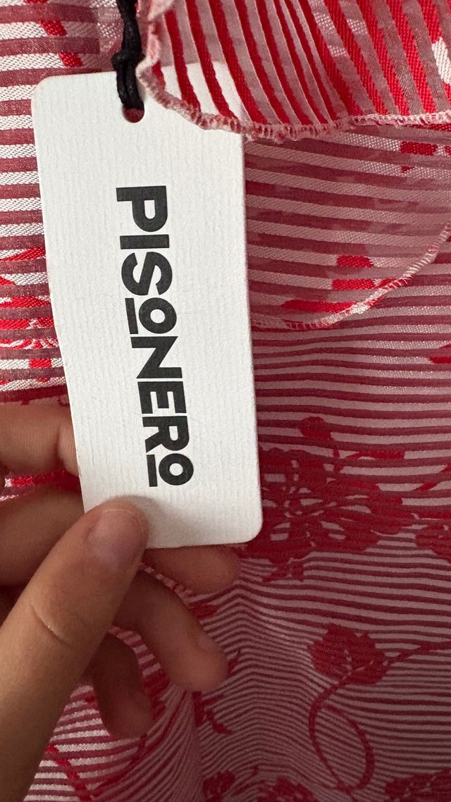 Vestido corto rojo con volantes y estampado floral