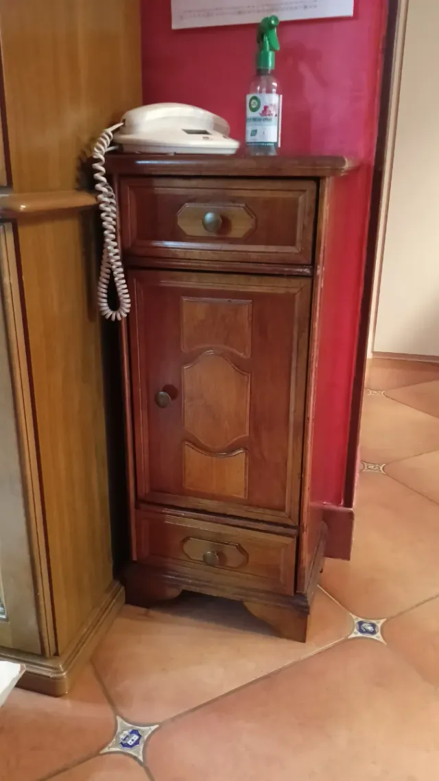 Mobiletto in legno con cassetto e anta