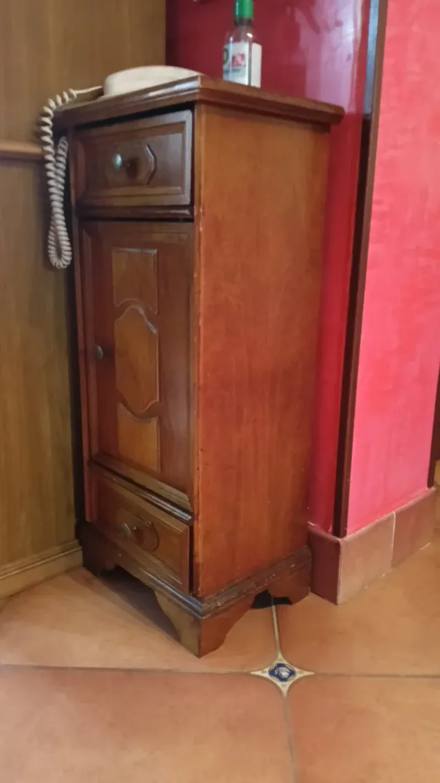 Mobiletto in legno con cassetto e anta