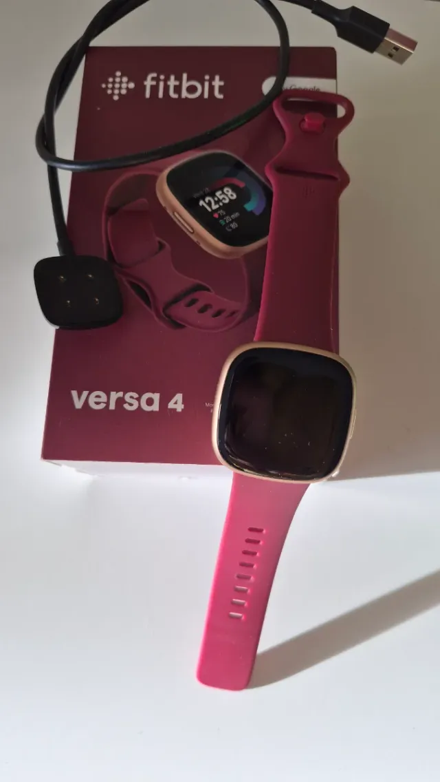 Fitbit Versa 4 Oro y Rosa