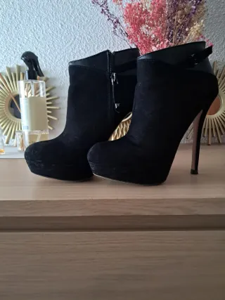 Botines de ante negro de tacón