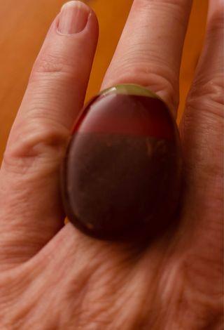 Anillo grande fantasía marrón y rojo