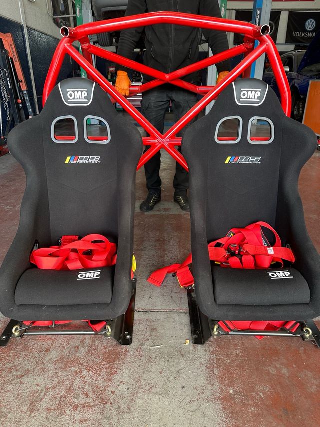 Sedili da competizione OMP con imbracature