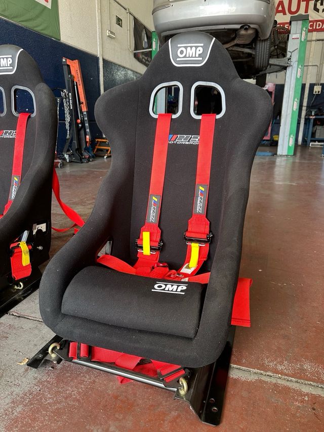 Sedili da competizione OMP con imbracature