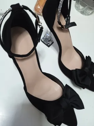 Zapatos de tacón negros con lazo