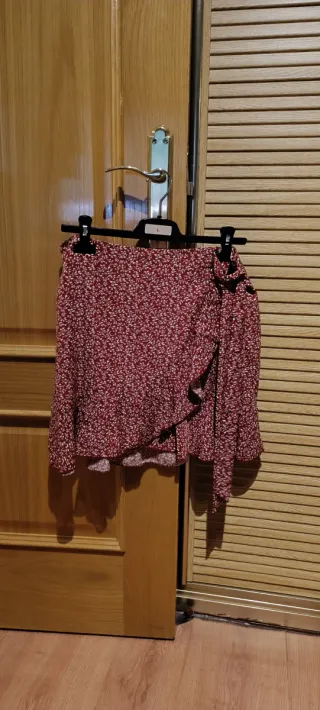 Falda roja y blanca corta estampada floral