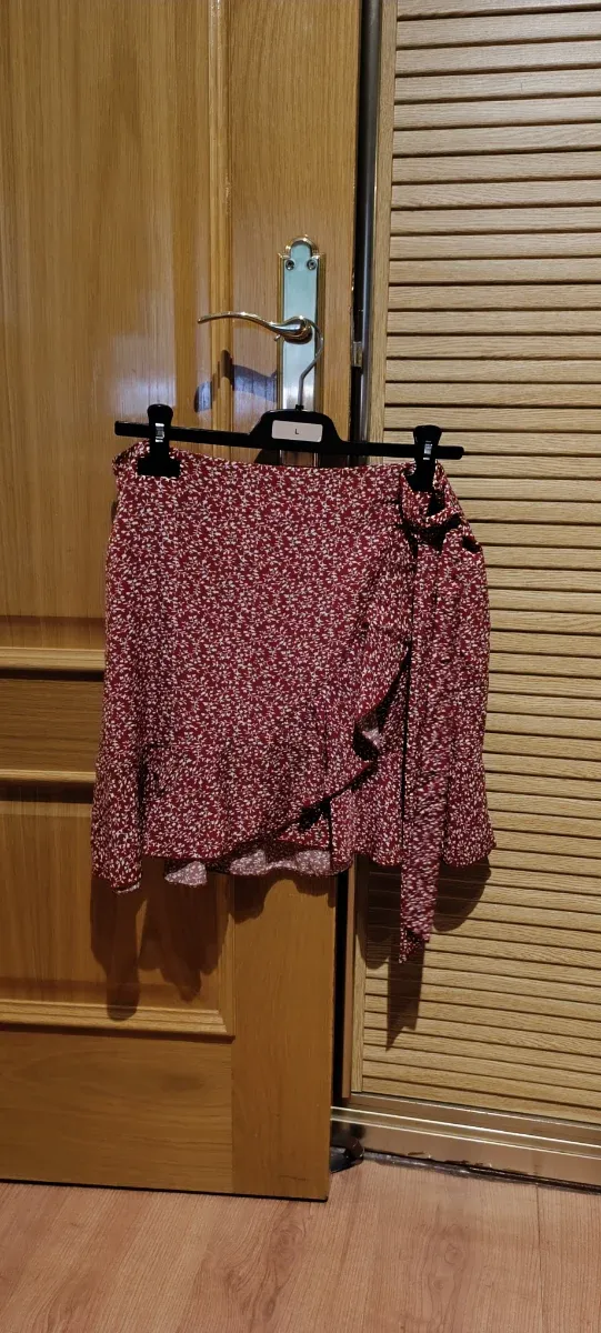 Falda roja y blanca corta estampada floral