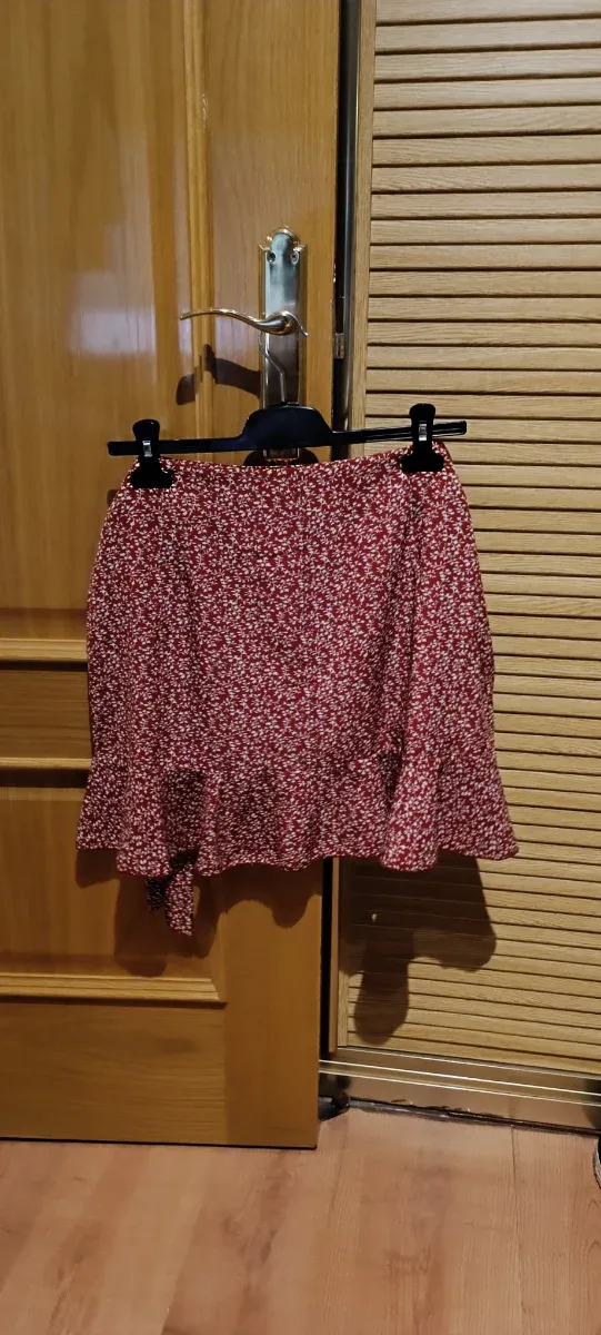 Falda roja y blanca corta estampada floral