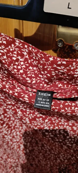 Falda roja y blanca corta estampada floral