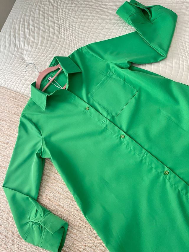 Vestido camisero verde.