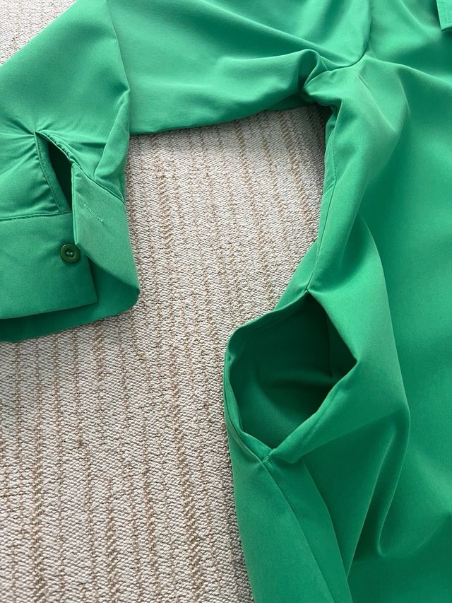 Vestido camisero verde.