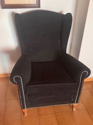 Sillón orejero negro tapizado