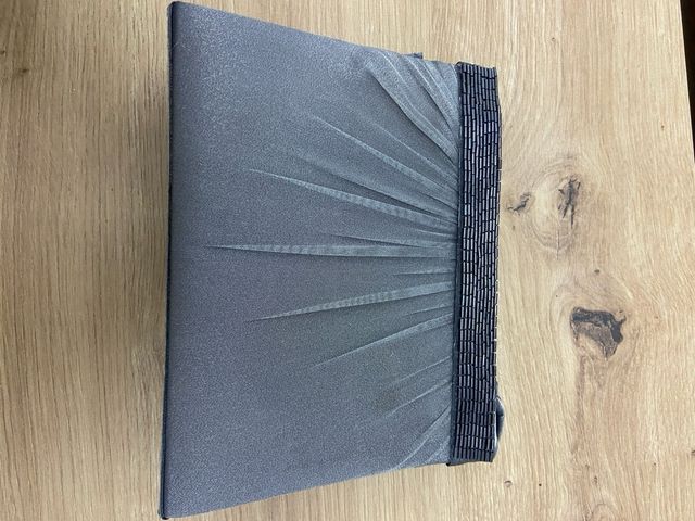 Zapatos fiesta negros y plateados y bolso  a juego