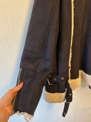 Chaqueta aviadora de gamuza, marca Stradivarius