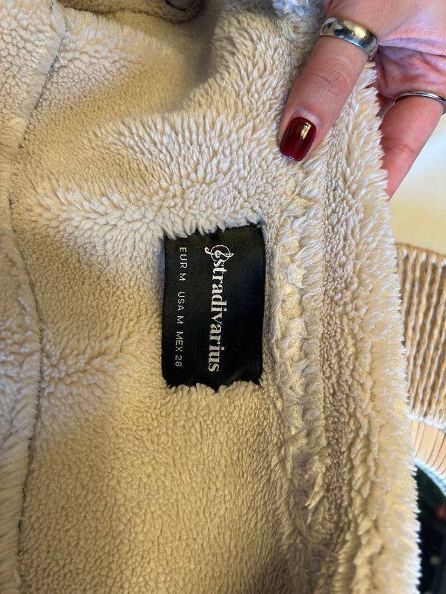 Chaqueta aviadora de gamuza, marca Stradivarius