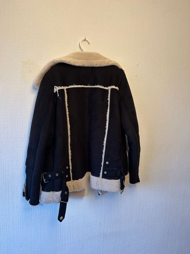 Chaqueta aviadora de gamuza, marca Stradivarius