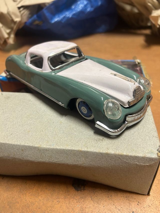 Macchina sportiva con retrocarica