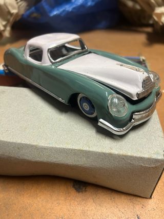 Macchina sportiva con retrocarica