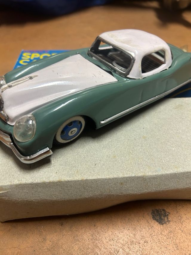 Macchina sportiva con retrocarica