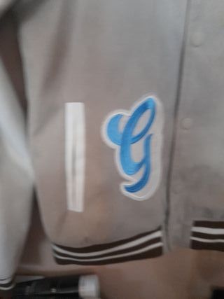 Cazadora aviador beige y blanca estilo  bomber