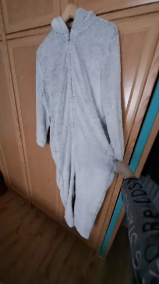 Mono peluche con capucha de conejo