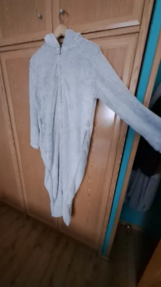 Mono peluche con capucha de conejo