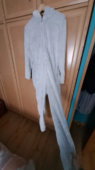 Mono peluche con capucha de conejo