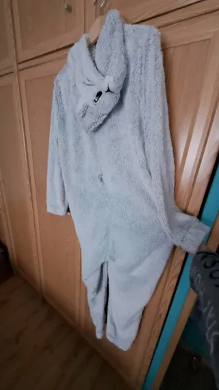 Mono peluche con capucha de conejo