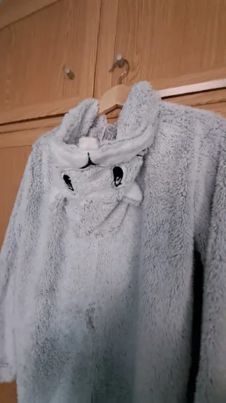 Mono peluche con capucha de conejo