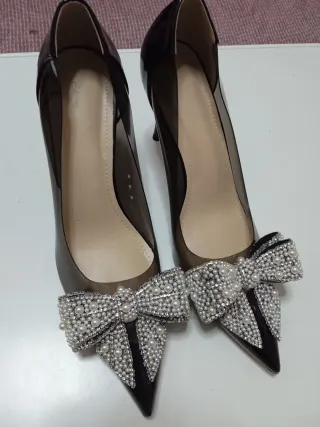 Zapatos de tacón negros con lazo de perlas