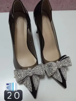 Zapatos de tacón negros con lazo de perlas