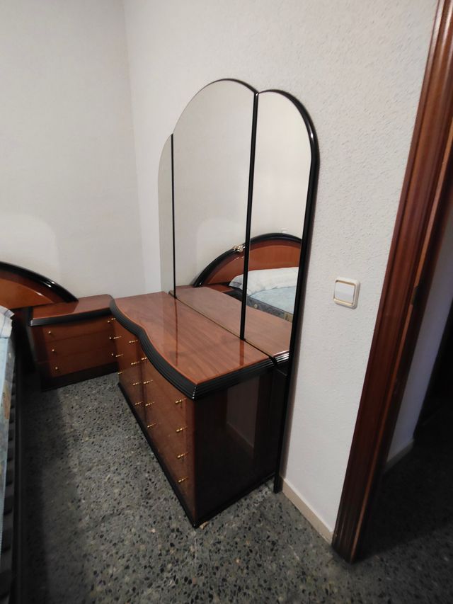 Cómoda vintage con espejo