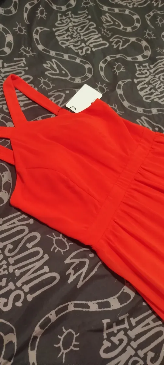 Vestido rojo de fiesta hasta la rodilla