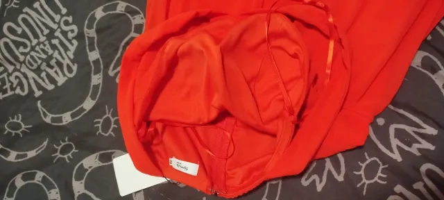 Vestido rojo de fiesta hasta la rodilla