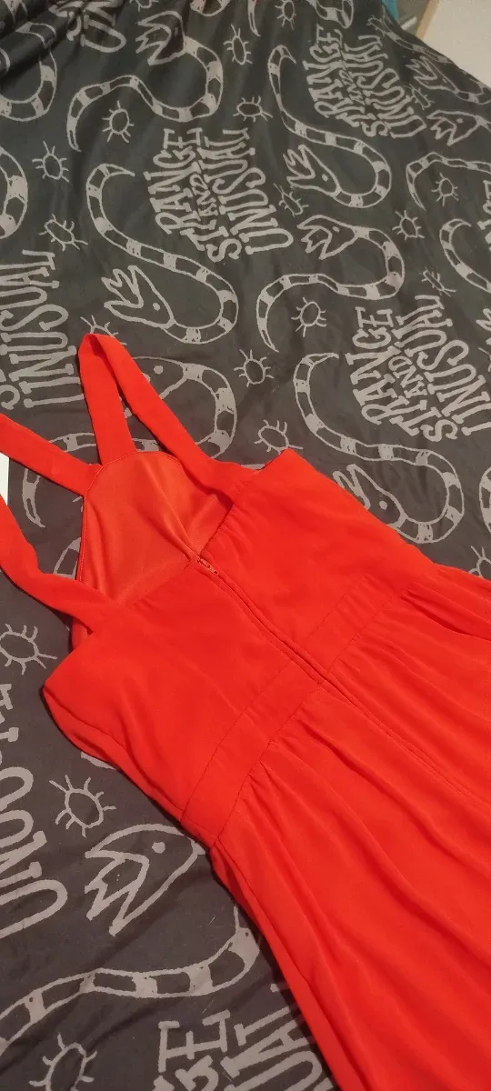 Vestido rojo de fiesta hasta la rodilla