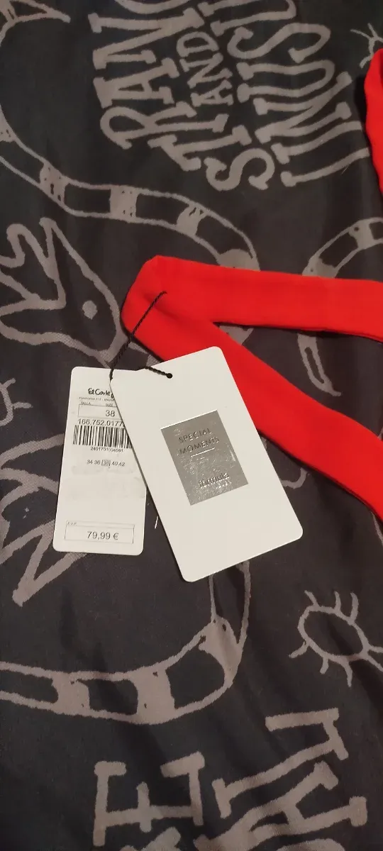 Vestido rojo de fiesta hasta la rodilla