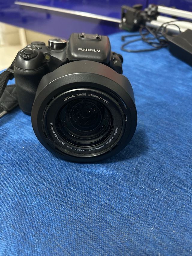 Cámara Fujifilm + 2 Trípodes Finepix S100 FX