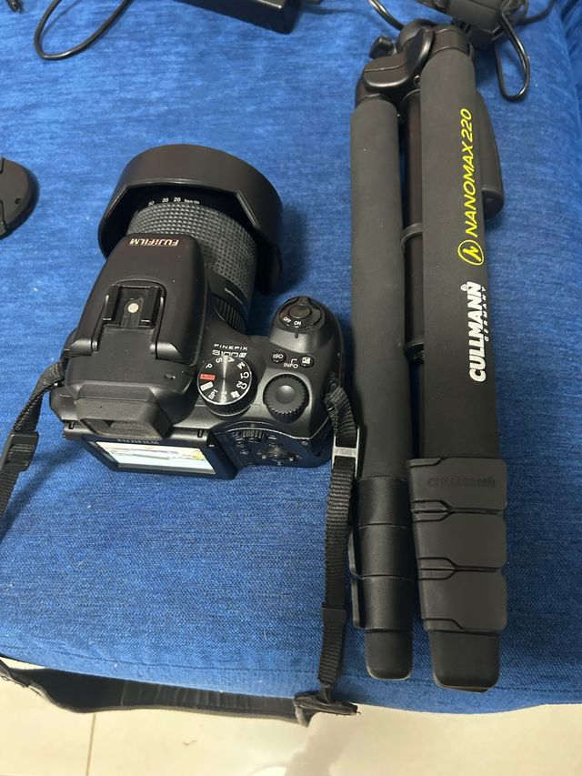 Cámara Fujifilm + 2 Trípodes Finepix S100 FX