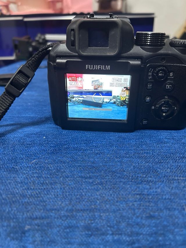 Cámara Fujifilm + 2 Trípodes Finepix S100 FX