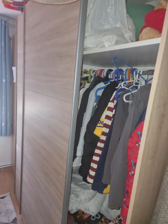 Guardaroba in legno e metallo