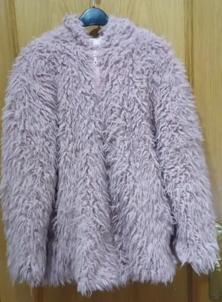 Abrigo pelo rosa con capucha