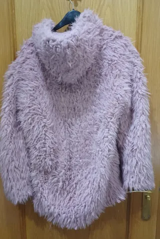 Abrigo pelo rosa con capucha