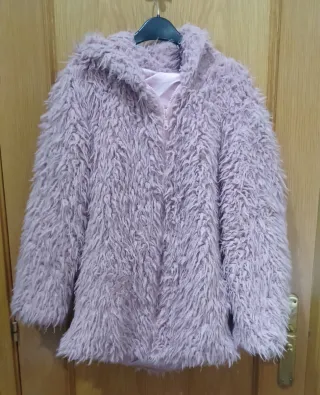 Abrigo pelo rosa con capucha