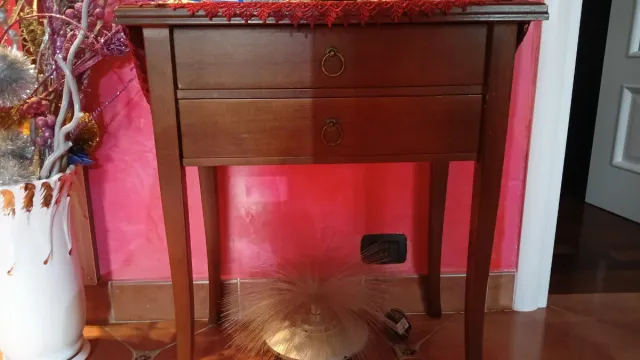 Mobiletto in legno con 2 cassetti