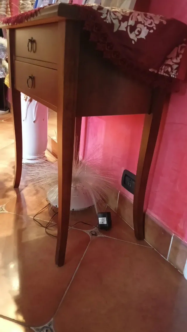 Mobiletto in legno con 2 cassetti